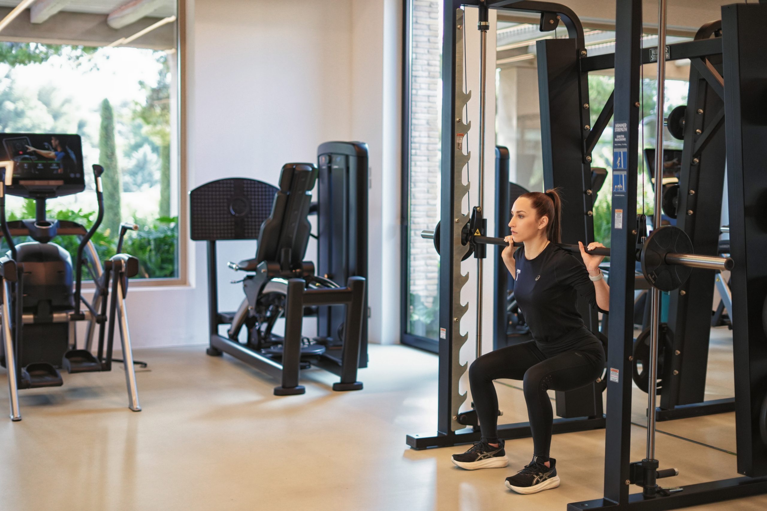 Woman lifting weights | Tatoi club
