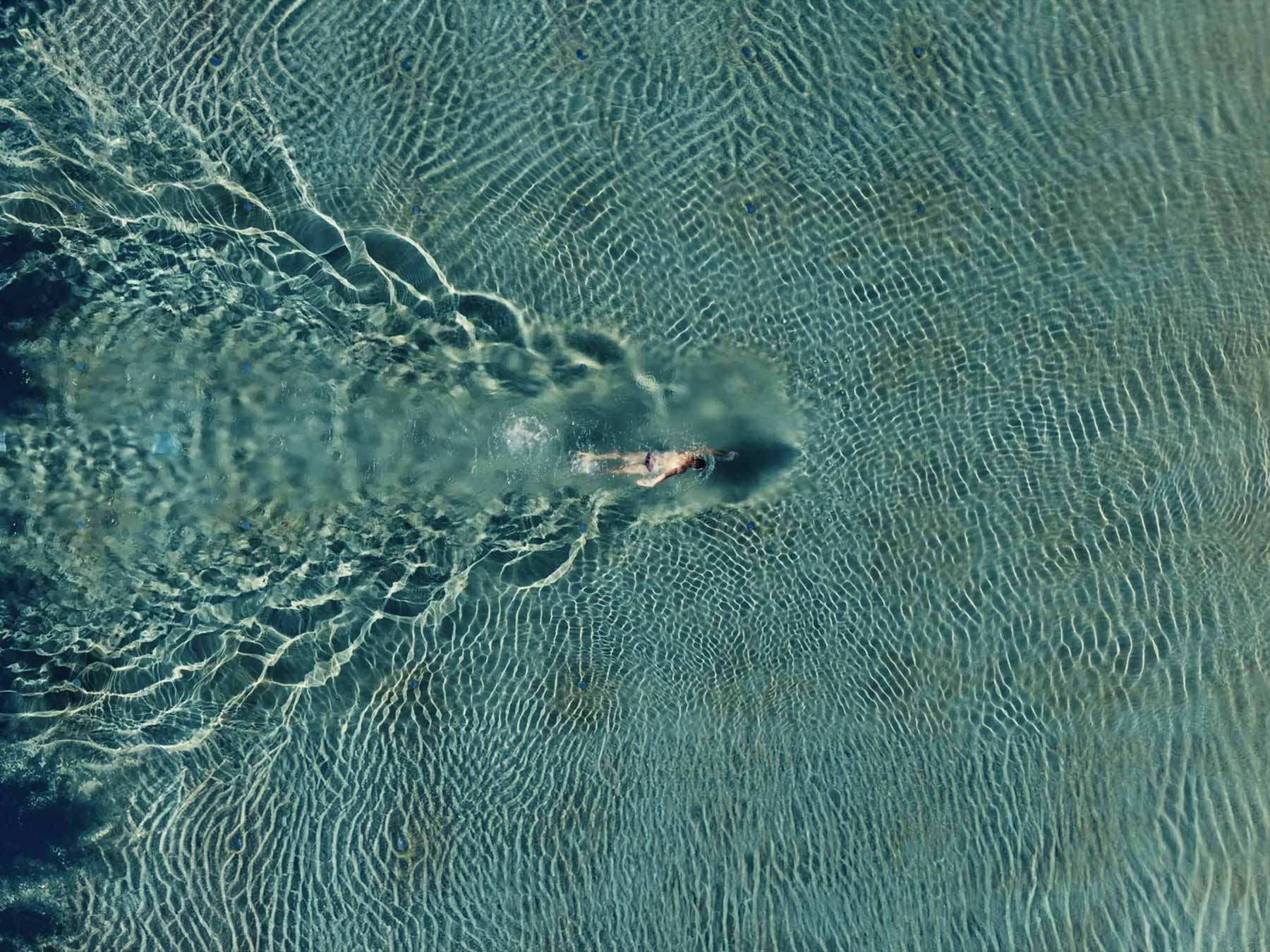 25 meters swimming pool nature sky trees man swimming | TATOÏ Club