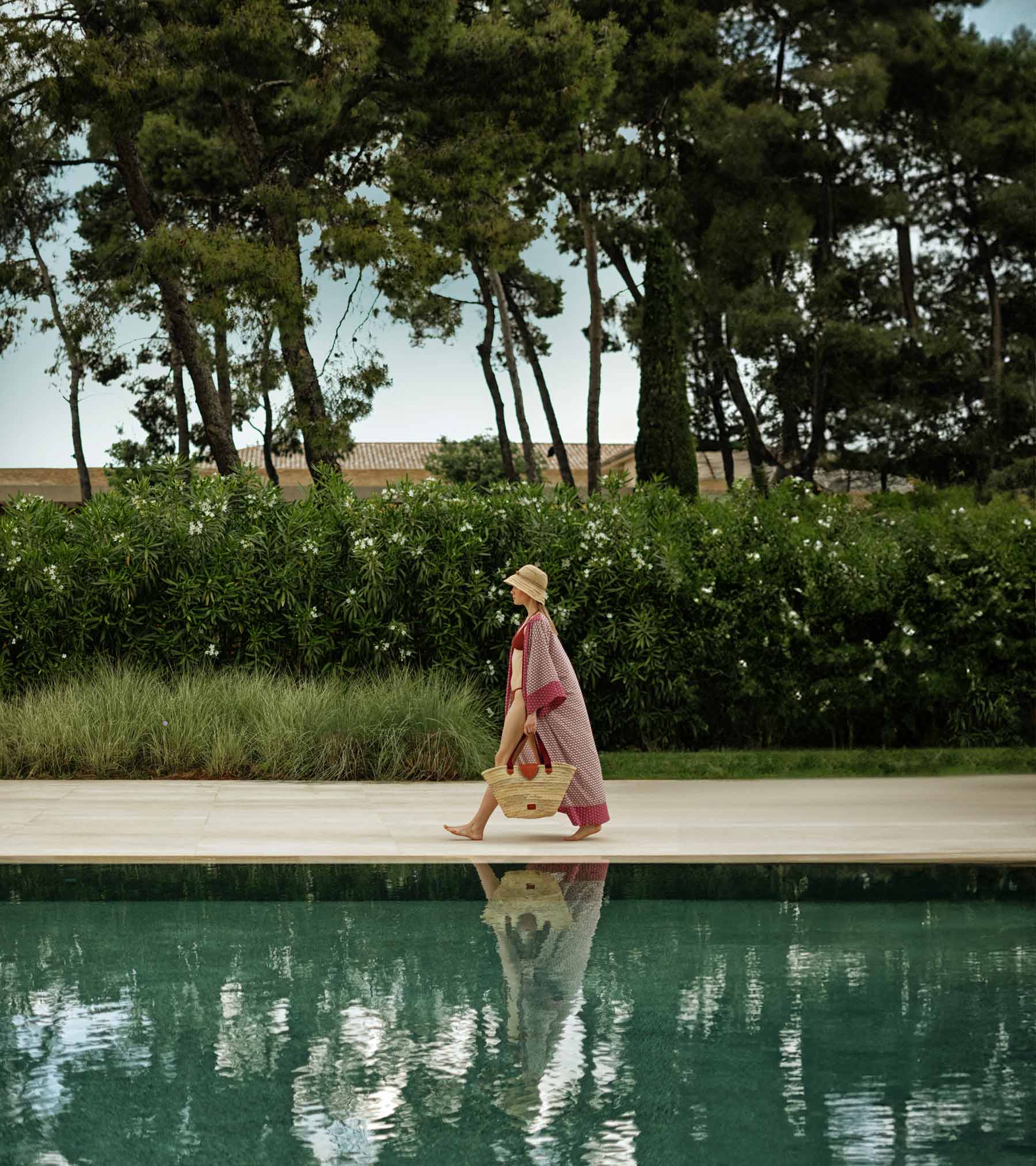 25 meters swimming pool nature woman walking | TATOÏ Club