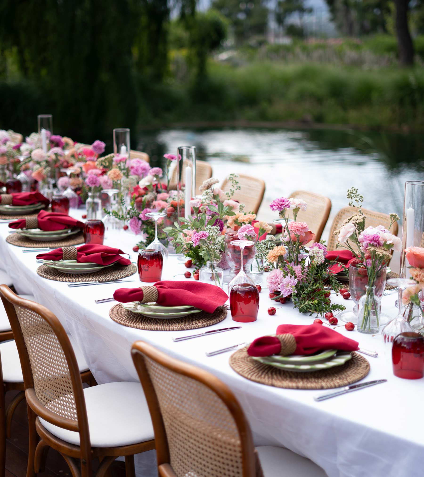 event by the lake dinner flowers plates natureTATOÏ-CLUB