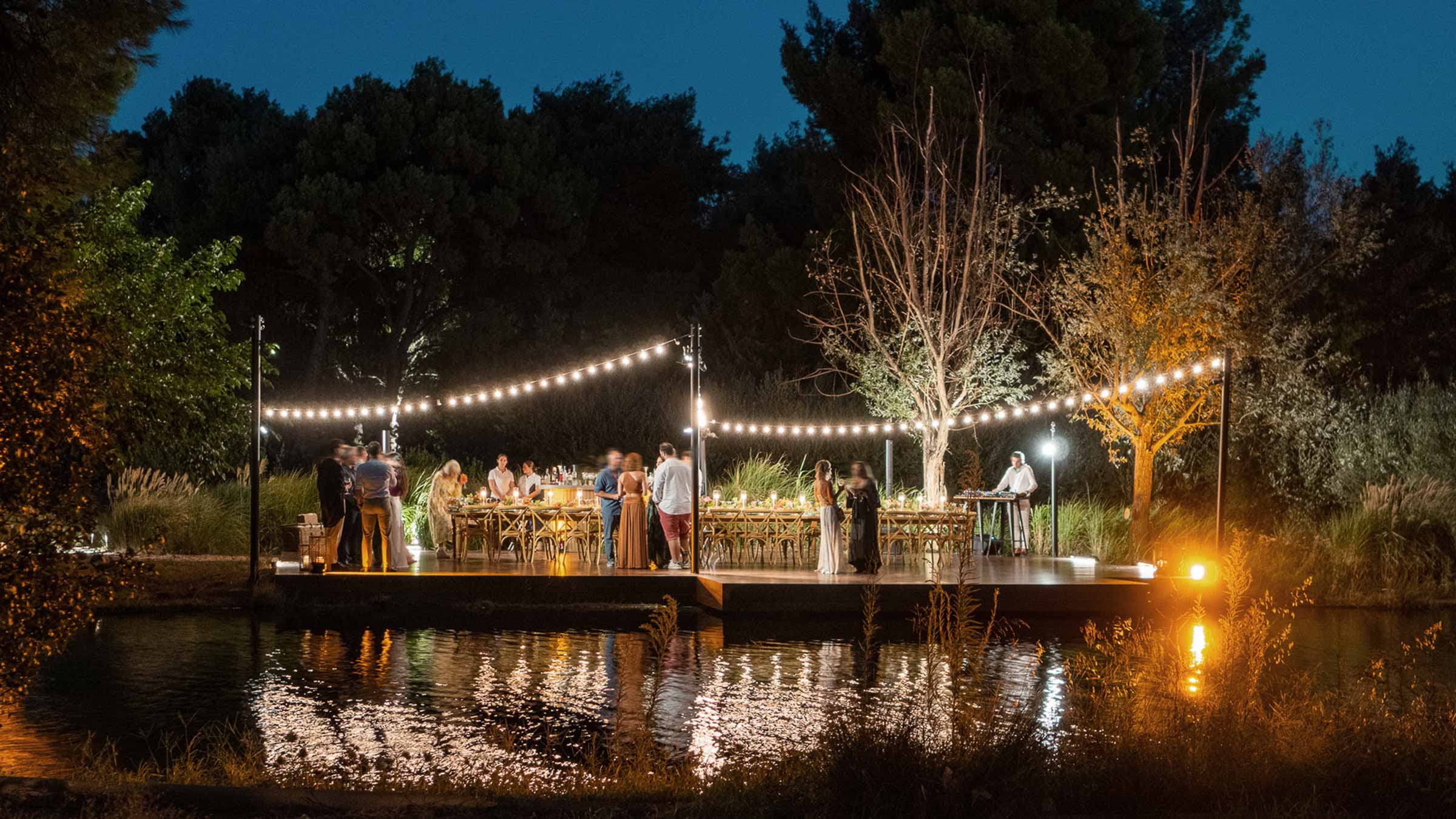 event by the lake dinner flowers plates natureTATOÏ-CLUB
