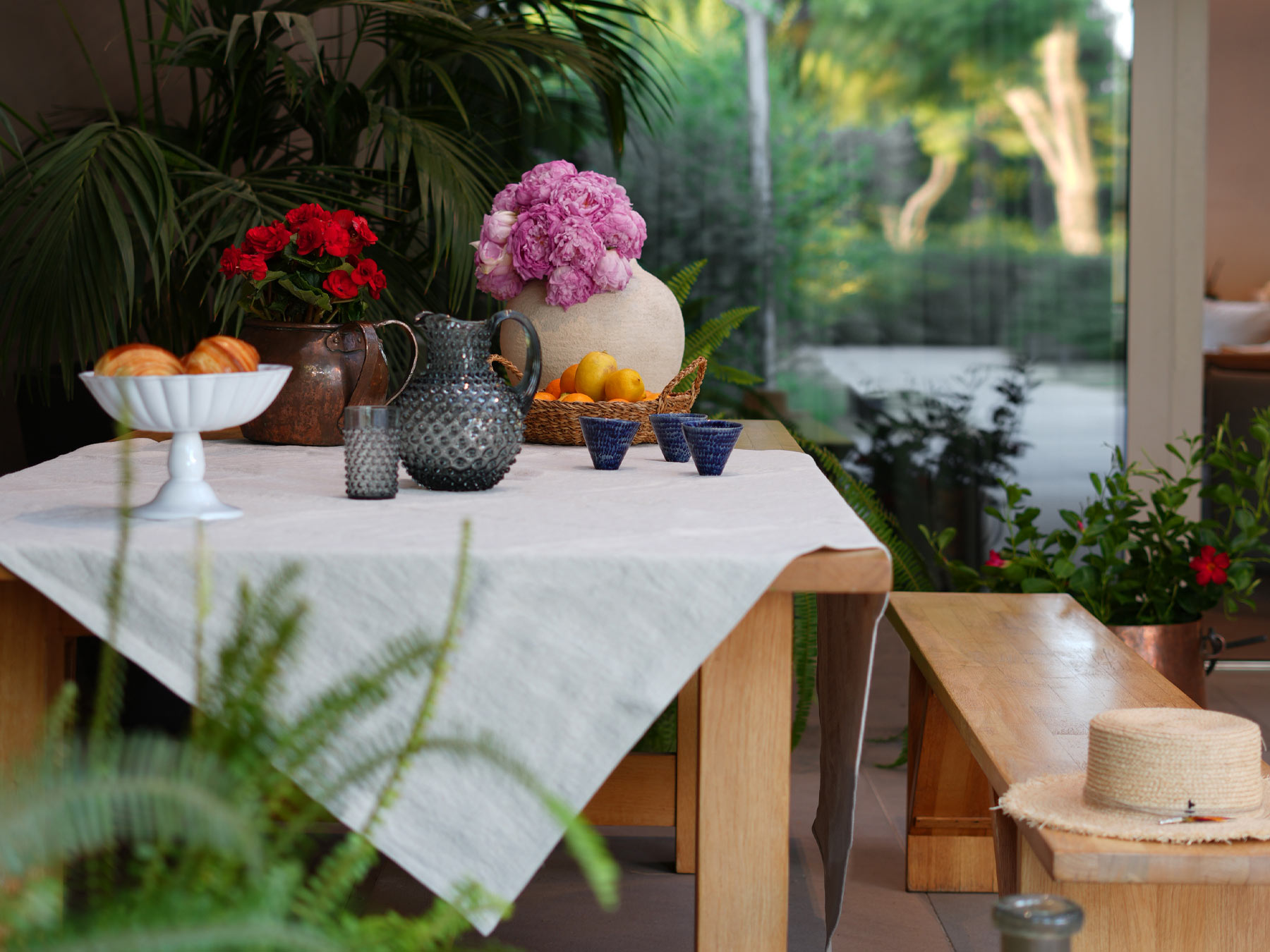 guesthouse entrance table relaxation nature | TATOÏ Club