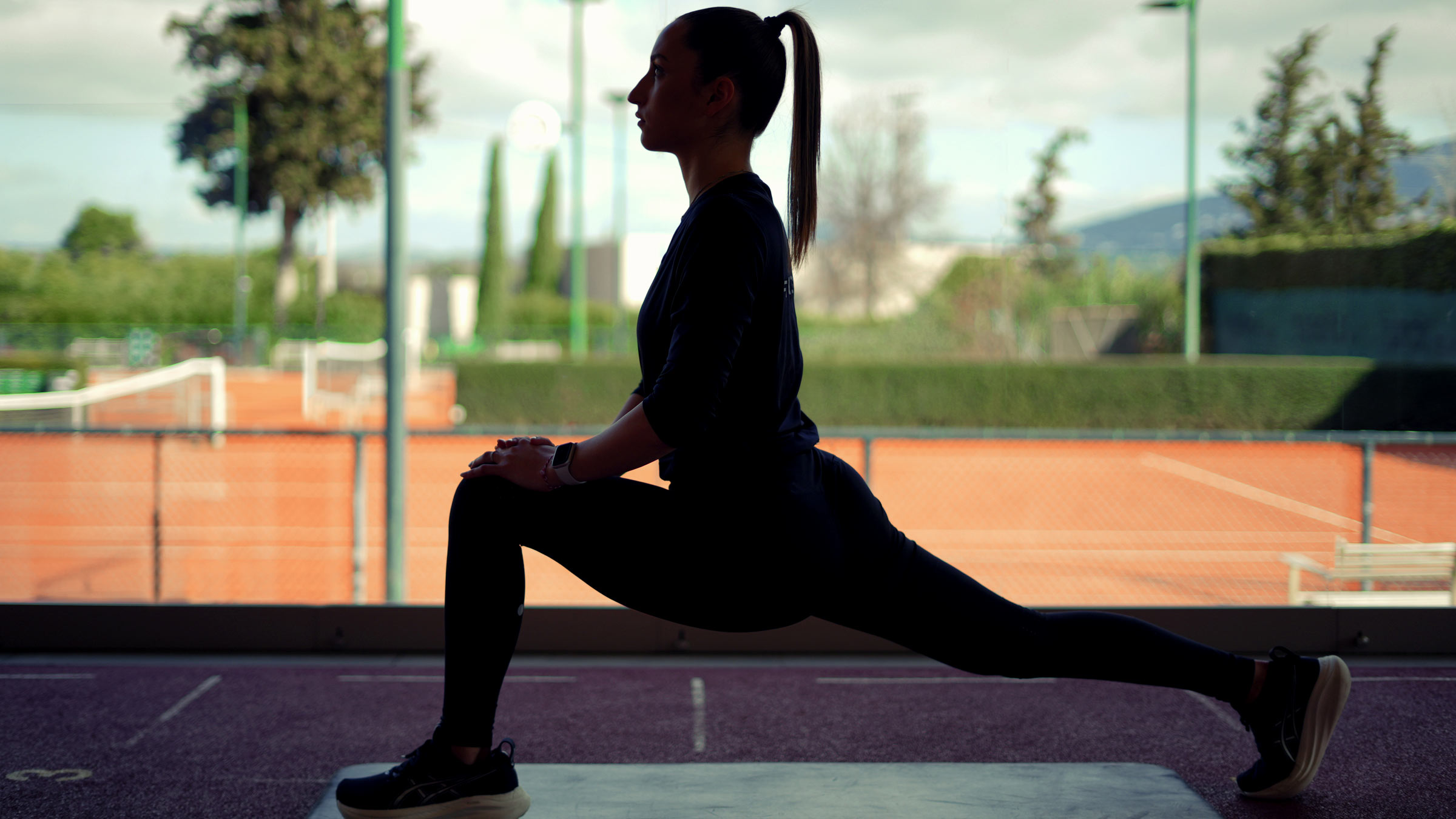 gym outdoor woman exercising streching nature | TATOÏ Club