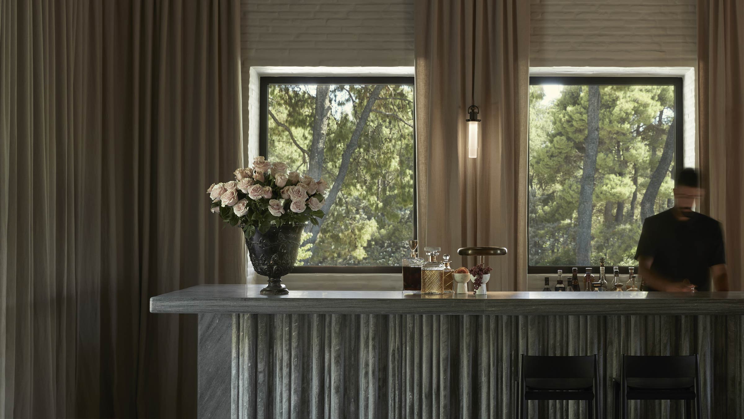 restaurant bar barman windows nature trees | TATOÏ Club