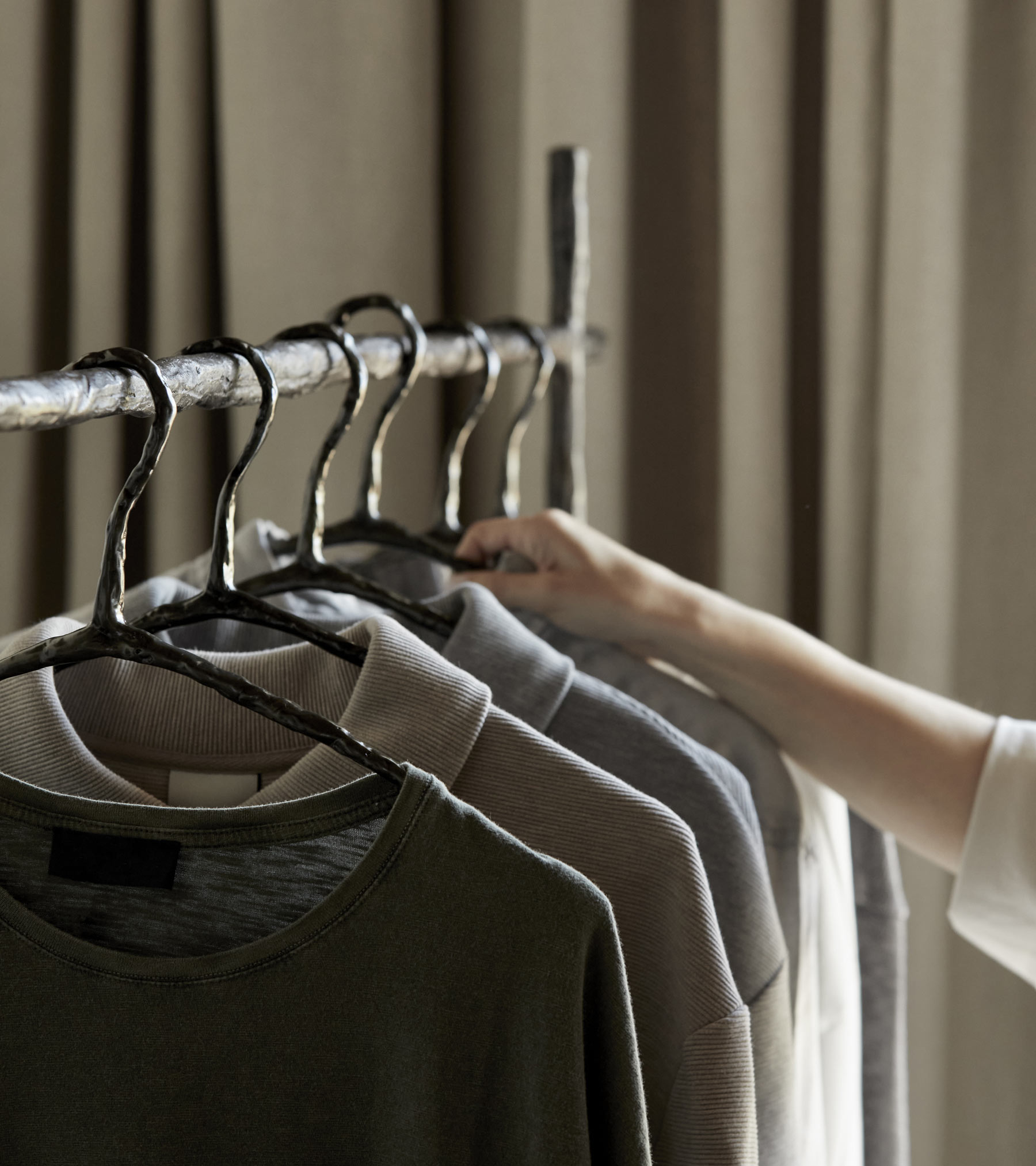 store cloths hand handmade hanger | TATOÏ Club