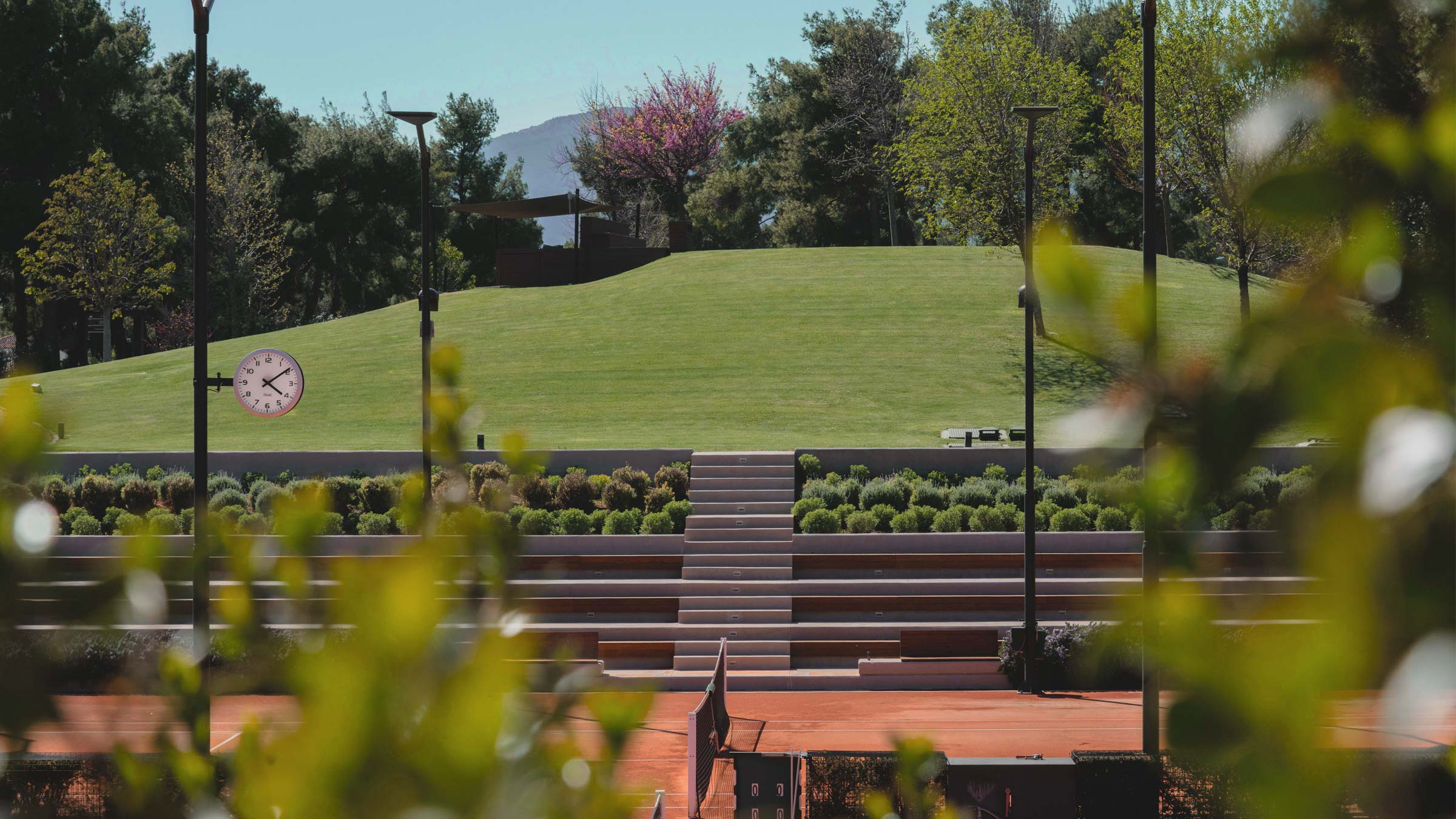 tennis outdoor clay court nature trees mountains | TATOÏ Club