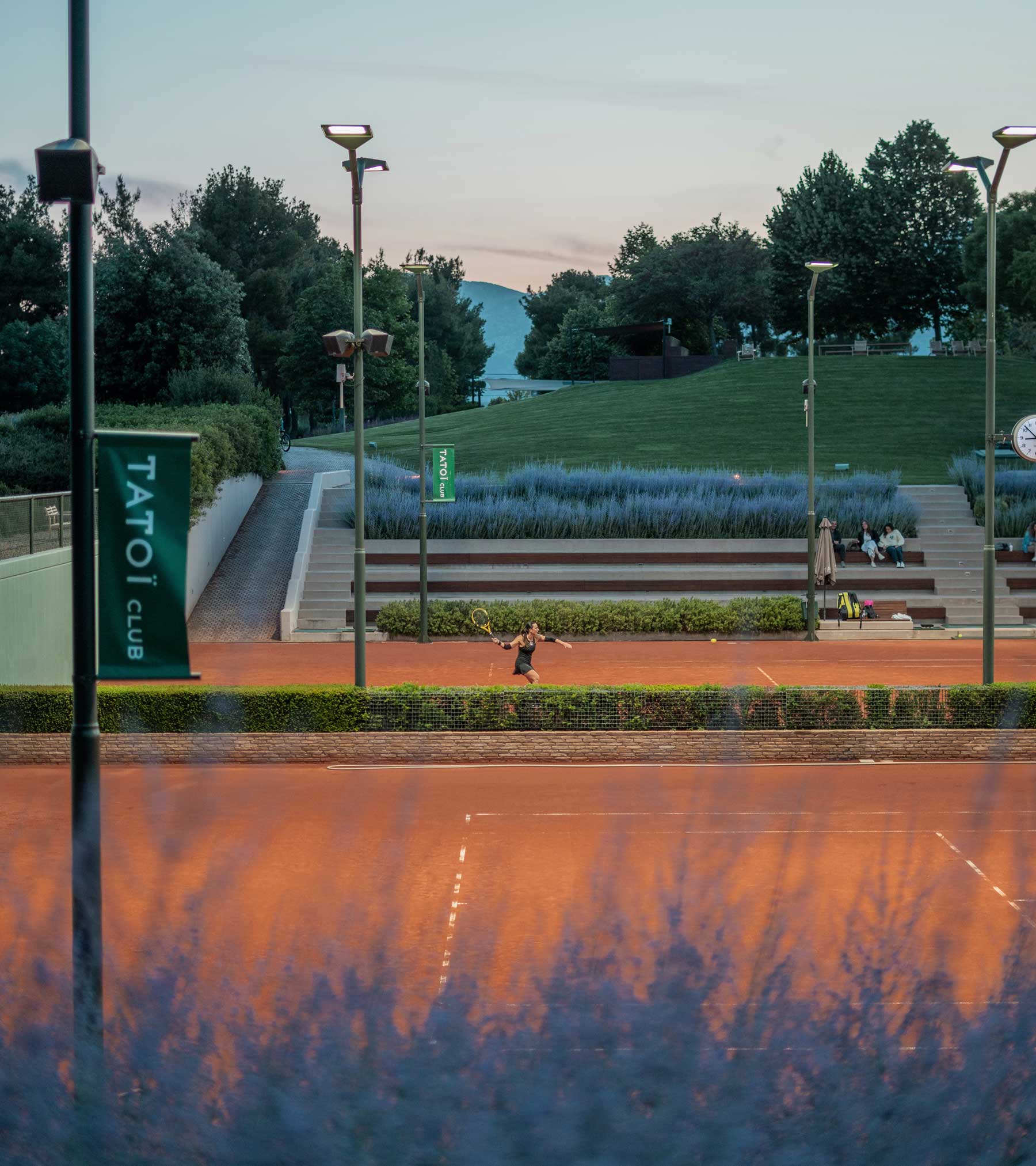 tennis outdoor clay court nature trees mountains | TATOÏ Club