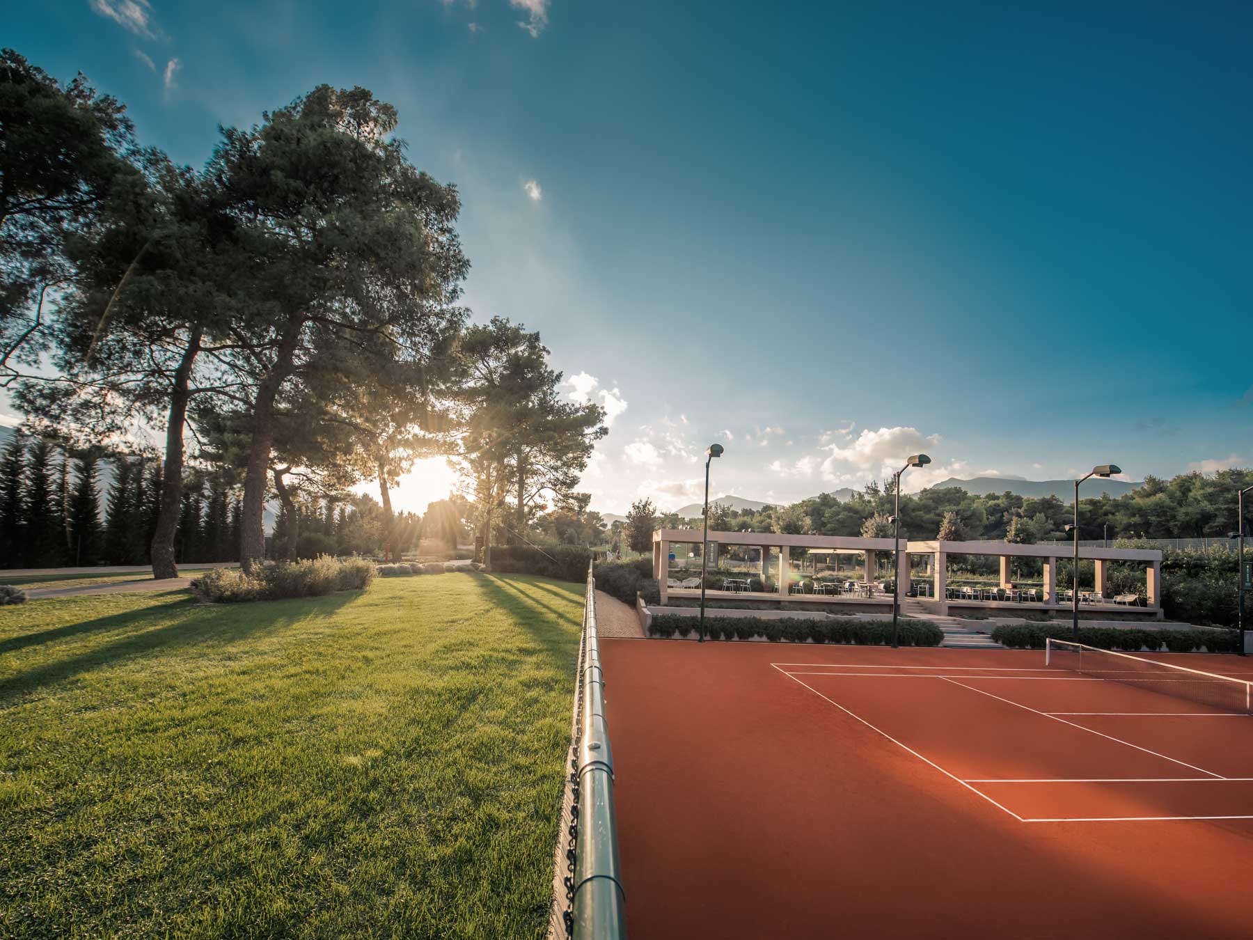 tennis outdoor clay court nature trees mountains | TATOÏ Club