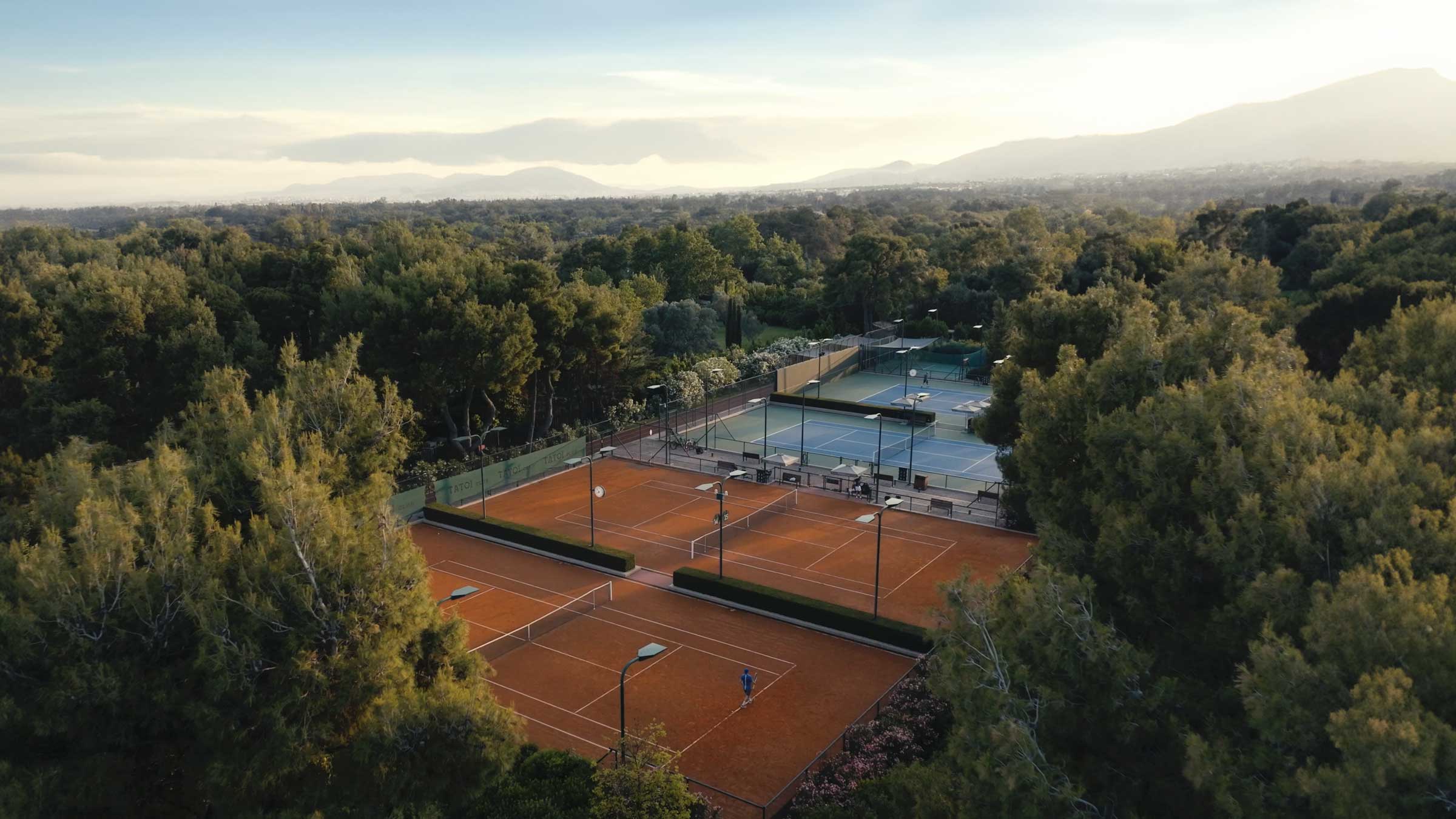tennis outdoor courts clay nature movement pillar holistic approach | TATOÏ Club