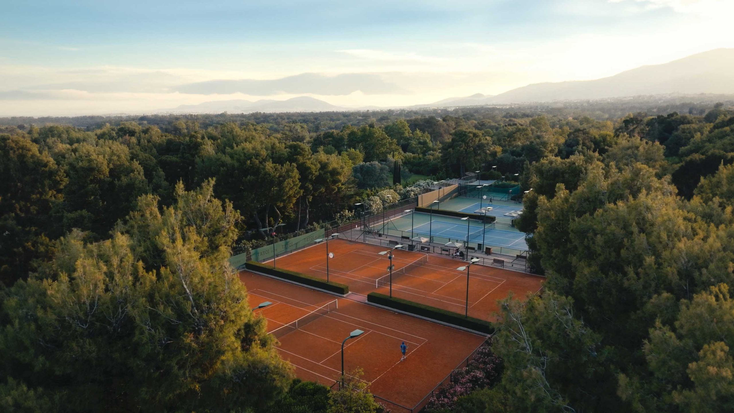 tennis outdoor courts clay nature movement pillar holistic approach | TATOÏ Club