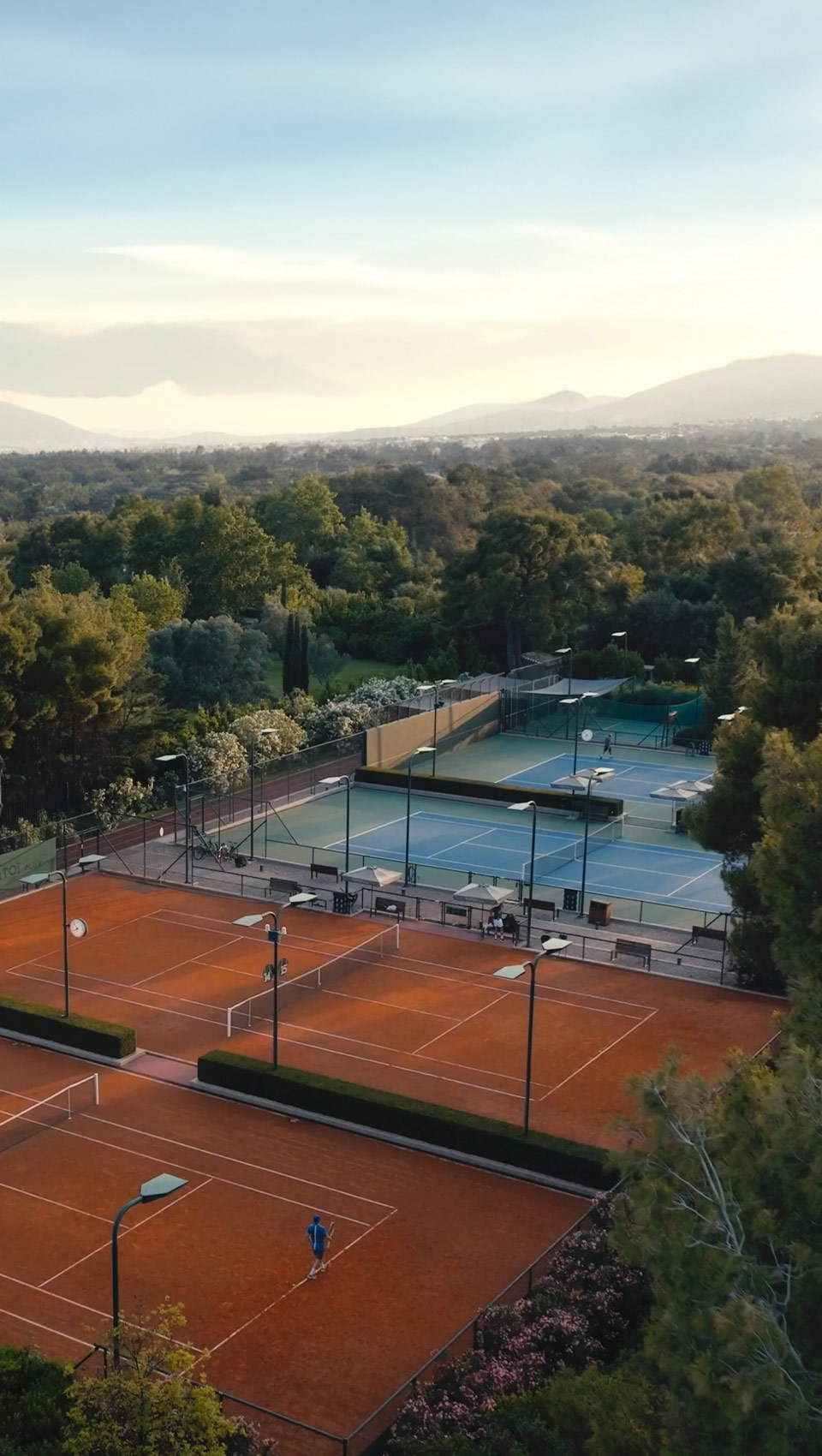 tennis outdoor courts clay nature movement pillar holistic approach | TATOÏ Club