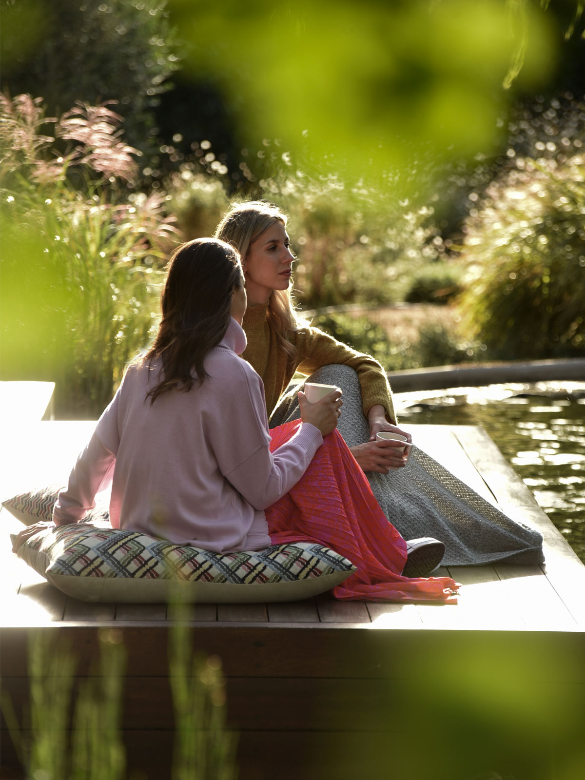 STRESS MANAGEMENT-women talking by the lake relaxing-TATOÏ-CLUB