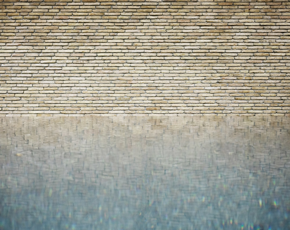 brick building T logo-TATOÏ-CLUB